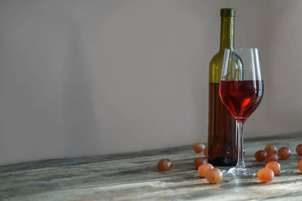 Garrafa Copo Vinho Tinto Mesa Madeira — Fotografia de Stock