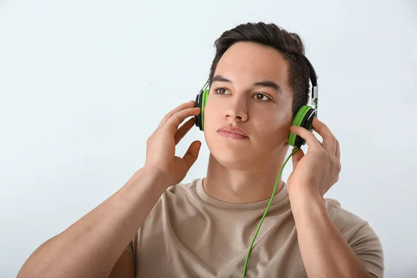 Jeune Homme Écoutant Musique Sur Fond Blanc — Photo