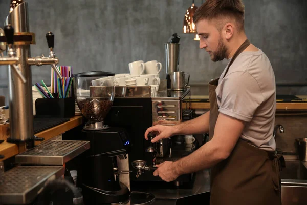 Barista Voorbereiding Van Verse Aromatische Koffie Het Café — Stockfoto