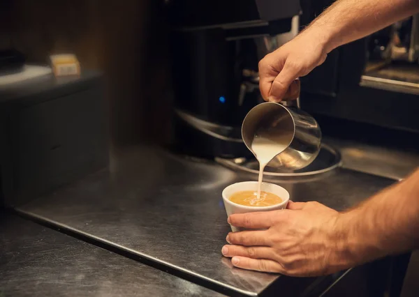 Barista Preparare Caffè Aromatico Fresco Caffè — Foto Stock