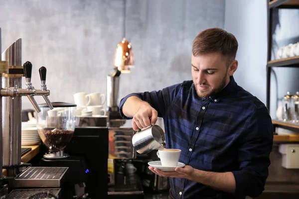 Barista Voorbereiding Van Verse Aromatische Koffie Het Café — Stockfoto