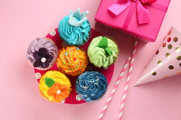 Deliciosos Cupcakes Com Caixa Presente Sobre Fundo Cor — Fotografia de Stock