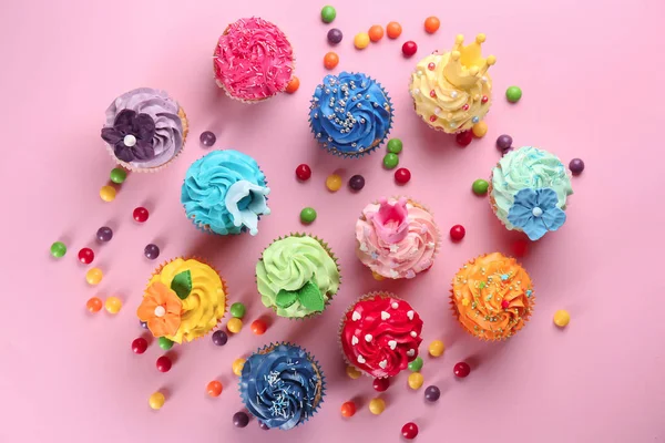 Deliciosos Cupcakes Com Doces Fundo Cor — Fotografia de Stock