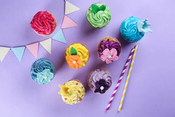 Leckere Cupcakes Mit Party Dekor Auf Farbigem Hintergrund — Stockfoto