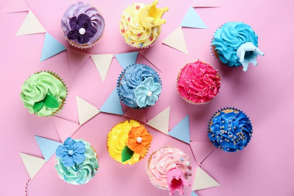 Leckere Cupcakes Mit Party Dekor Auf Farbigem Hintergrund — Stockfoto