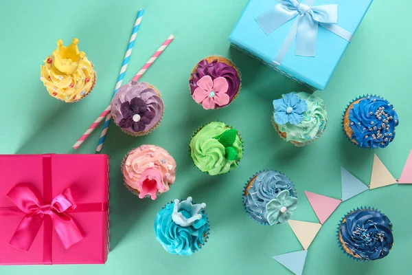 Heerlijke Cupcakes Met Geschenkdozen Kleur Achtergrond — Stockfoto