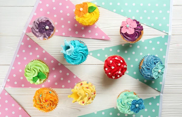 Deliciosos Cupcakes Coloridos Com Decoração Festa Fundo Madeira Branca — Fotografia de Stock
