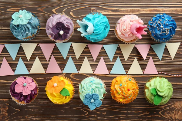 Parti Dekor Ahşap Arka Plan Üzerinde Ile Lezzetli Renkli Cupcakes — Stok fotoğraf