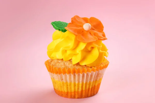 Leckere Cupcake Auf Farbigem Hintergrund — Stockfoto