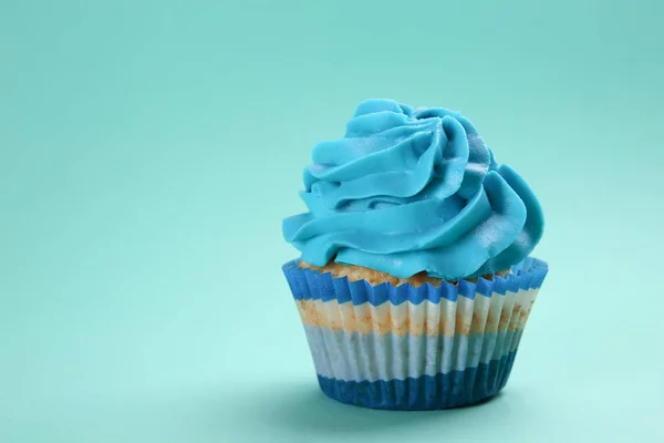 Νόστιμο Cupcake Στο Φόντο Χρώματος — Φωτογραφία Αρχείου