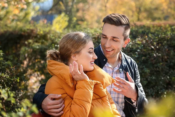 Liefdevolle Jong Koppel Herfst Park — Stockfoto