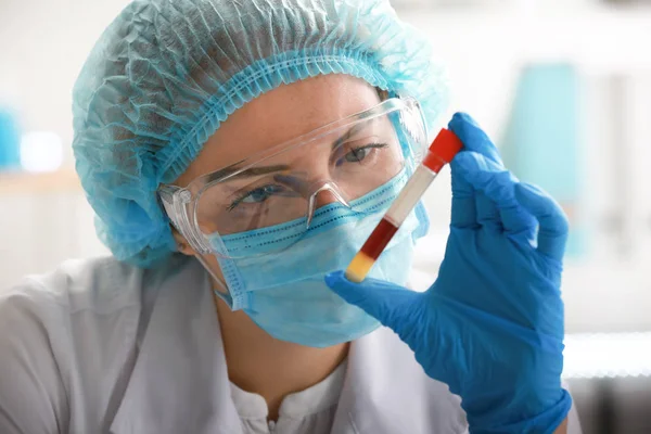 Woman Working Blood Sample Laboratory — Stock Photo, Image