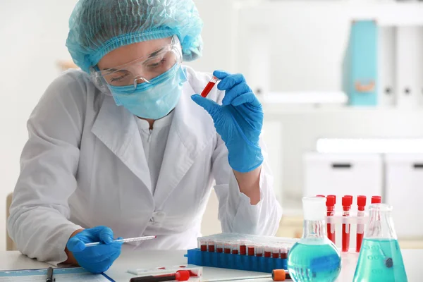 Mulher Trabalhando Com Amostra Sangue Laboratório — Fotografia de Stock