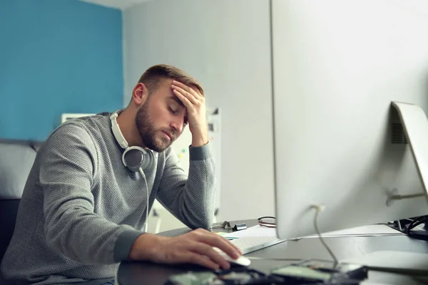 Spécialiste Informatique Fatigué Travaillant Dans Bureau — Photo