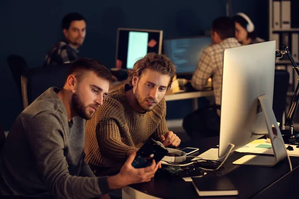 Spécialistes Informatiques Travaillant Dans Bureau — Photo