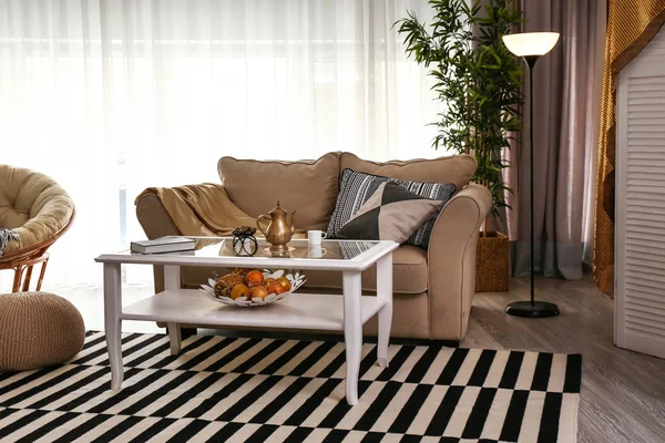 Stilvolles Interieur Des Zimmers Mit Bequemem Sofa Und Tisch — Stockfoto