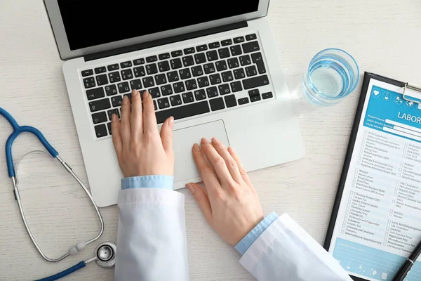 Kvinnliga Läkare Använder Dator Arbetsplatsen Hälso Och Koncept — Stockfoto