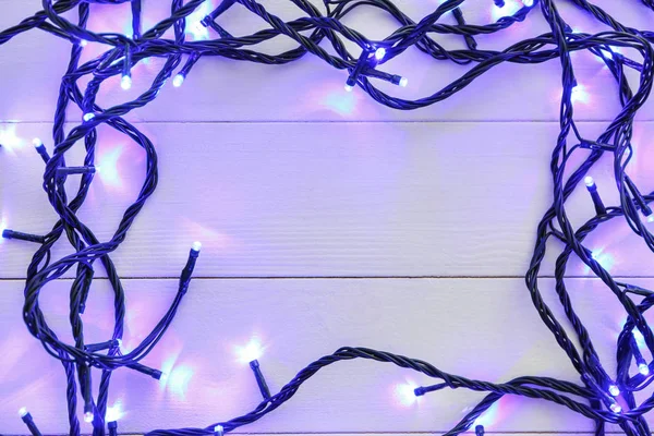 Ahşap masa parlak Noel ışıkları
