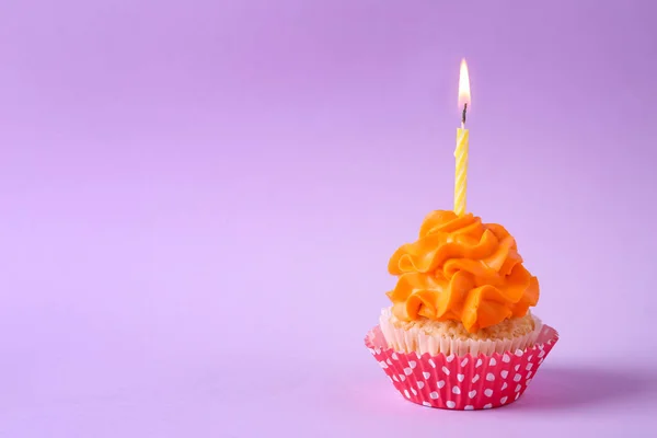 背景色のキャンドルを燃焼とおいしいカップケーキ — ストック写真