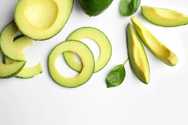 Samenstelling Met Gesneden Avocado Witte Achtergrond — Stockfoto