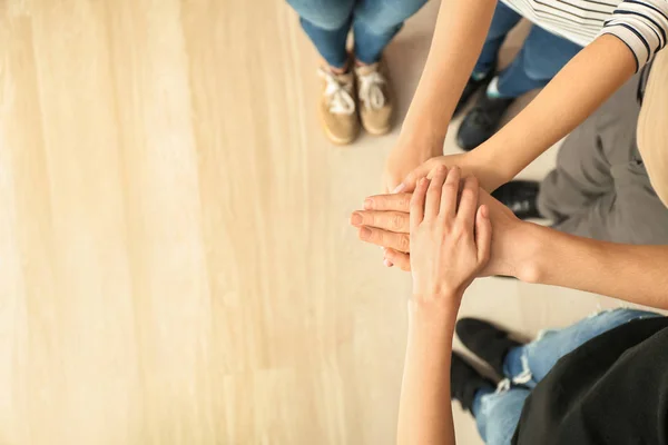 Jóvenes Poniendo Las Manos Juntas Vista Superior Concepto Unidad — Foto de Stock