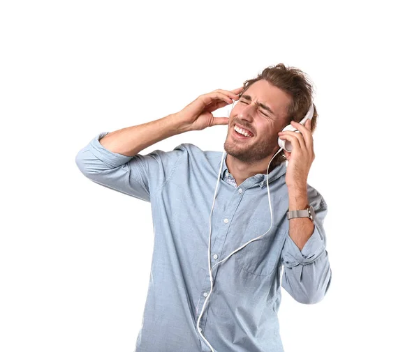Mladý Muž Poslouchá Hudbu Bílém Pozadí — Stock fotografie
