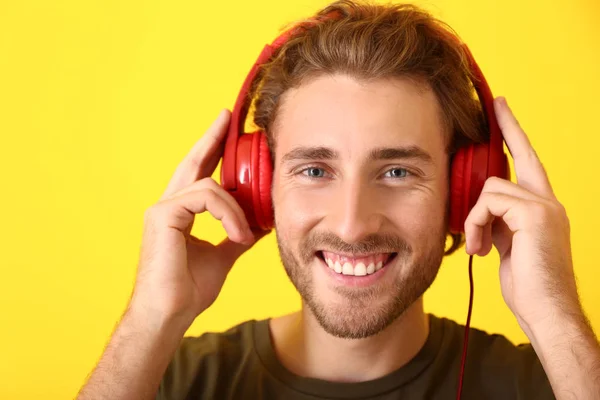 Jeune Homme Écoutant Musique Sur Fond Couleur — Photo