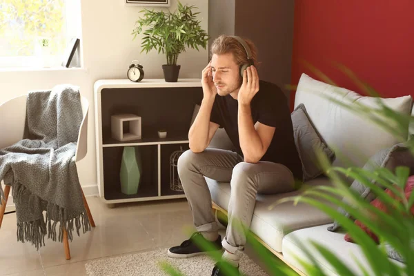 Mladý Muž Poslouchá Hudbu Doma — Stock fotografie