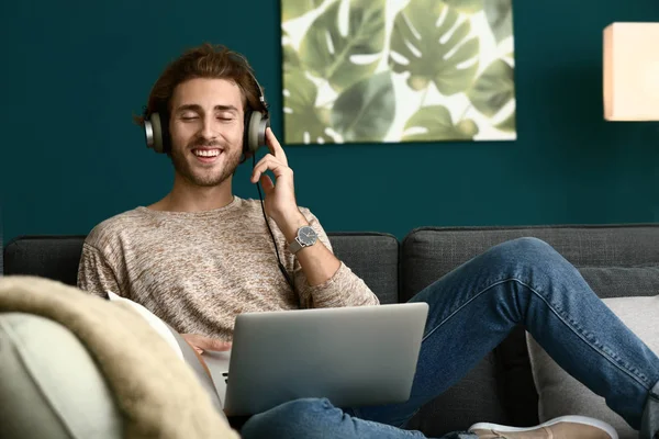 Jeune Homme Écoutant Musique Maison — Photo