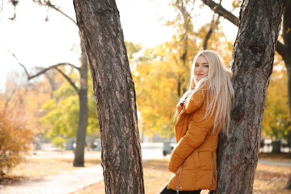 Schöne Modische Frau Herbst Park — Stockfoto