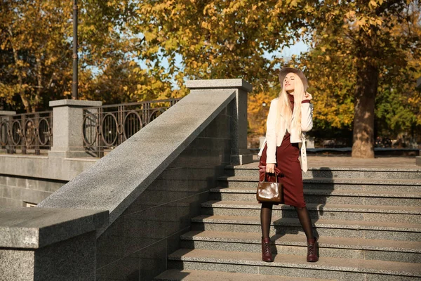 Красивая Модная Женщина Осеннем Парке — стоковое фото