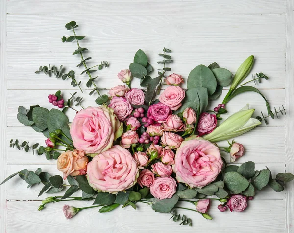 Schöne Rosa Rosen Mit Eukalyptuszweigen Auf Weißem Holzgrund — Stockfoto