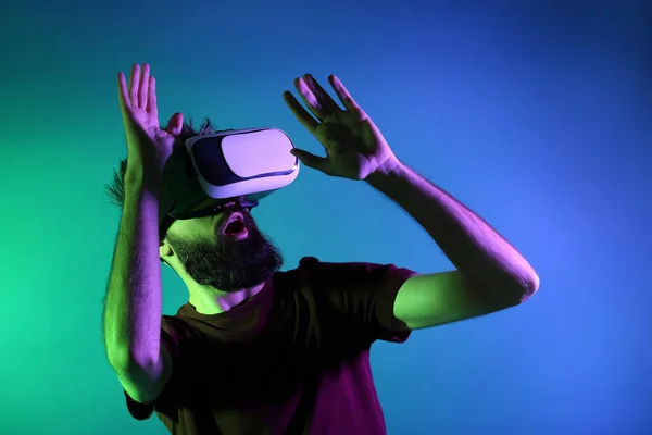 Mann Trägt Virtual Reality Brille Auf Dunklem Hintergrund — Stockfoto