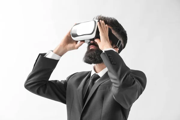 Geschäftsmann Trägt Virtual Reality Brille Auf Hellem Hintergrund — Stockfoto