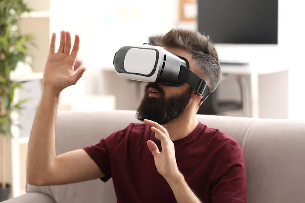 Man Wearing Virtual Reality Glasses Home — Stock Photo, Image