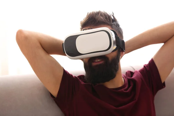 Mann Trägt Virtual Reality Brille Hause — Stockfoto