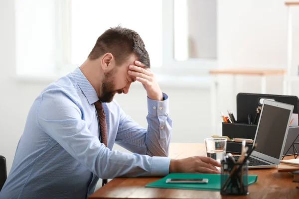 Homme Affaires Souffrant Maux Tête Bureau — Photo