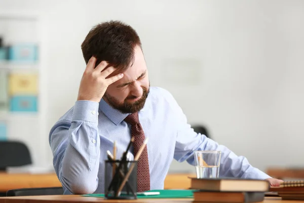 Zakenman Die Lijden Aan Hoofdpijn Kantoor — Stockfoto