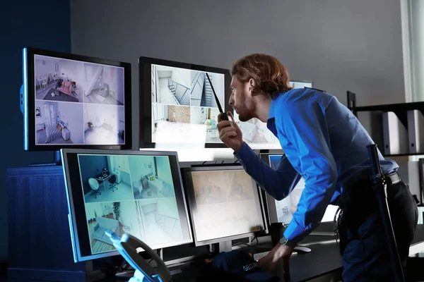 Security Guard Monitoring Modern Cctv Cameras Surveillance Room — Stock Photo, Image