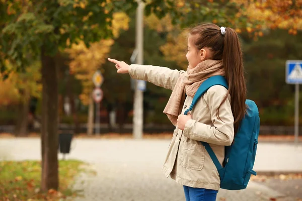 Cute Girl Backpack Pointing Something Outdoors — Stock Photo, Image