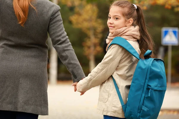 Carino Ragazza Andando Scuola Con Sua Madre All Aperto — Foto Stock