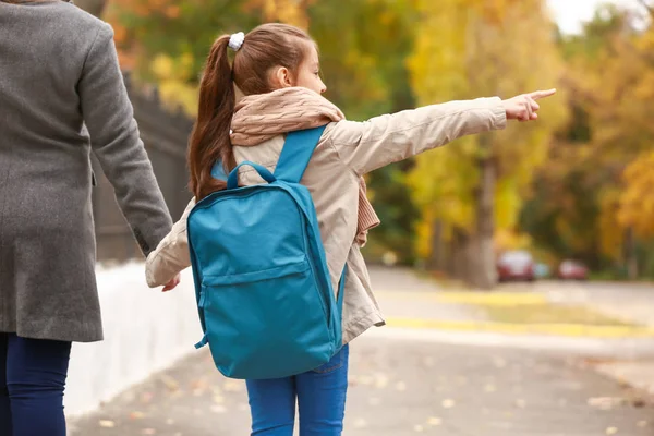 Cute Girl Mother Pointing Something Outdoors — Stock Photo, Image