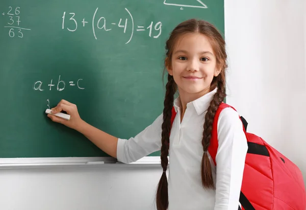 Schattig Meisje Met Rugzak Schrijven Schoolbord Klas — Stockfoto