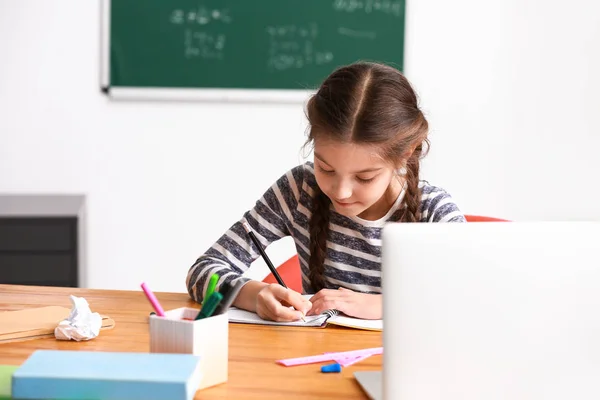 Nettes Mädchen Macht Hausaufgaben Klassenzimmer — Stockfoto