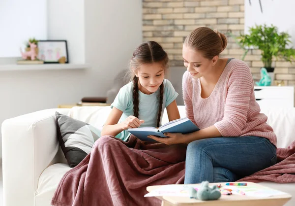 Menina Bonito Com Livro Leitura Mãe Casa — Fotografia de Stock