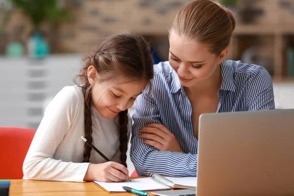 Linda Chica Con Madre Haciendo Tarea Casa — Foto de Stock