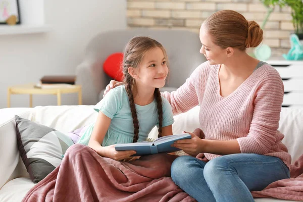 Nettes Mädchen Mit Mutter Liest Buch Hause — Stockfoto