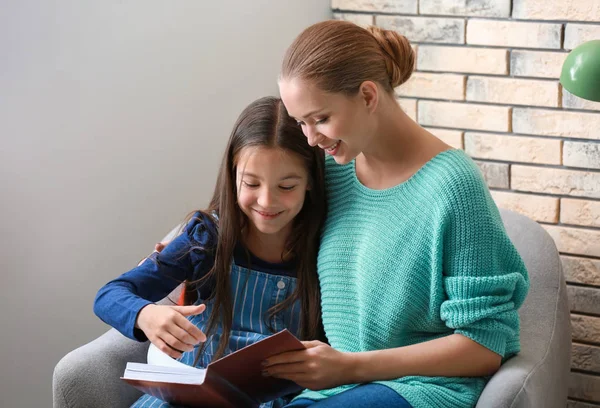 Schattig Meisje Met Moeder Leesboek Thuis — Stockfoto