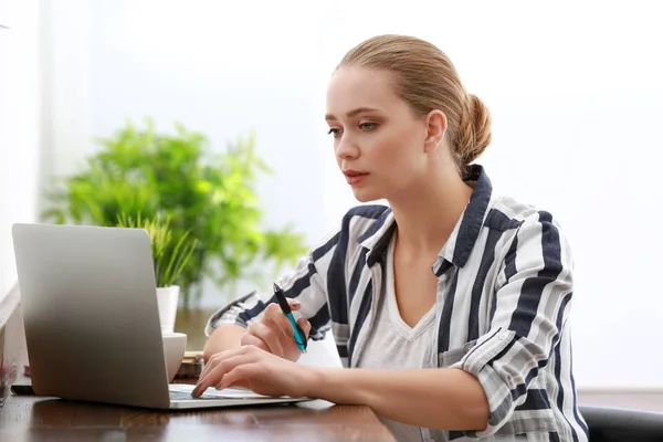 Vrouwelijke Student Met Laptop Thuis Studeren — Stockfoto