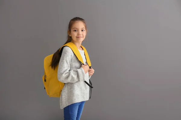 Schattig Meisje Met Rugzak Grijze Achtergrond — Stockfoto